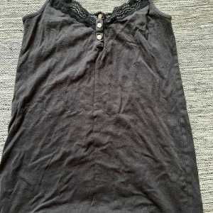 Linne - Ett brunt linne från HM som använts mycket. Smal passform.