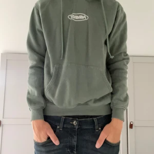 Fet hoodie - Tjena! Säljer denna feta hoodien den är storlek M