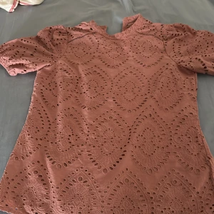 Kortarmad sommar tröja med unika mäster  - Mörk rosa tröja, använd en gång som en helt ny tröja och en väldigt fin färg som passar till nästan varje ourift 