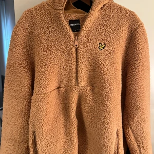 Lyle & scott Hoodie  - Säljer denna tröja då den är för liten för mig, är inte använd så mycket och är i bra skick