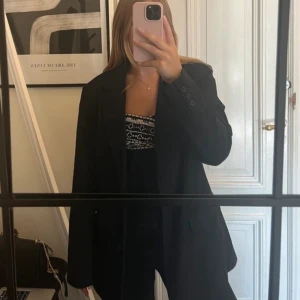 Kavaj - Svart kavaj från Nelly i en lite oversized fit! Tunnare material, perfekt för varmare dagar med något tunt under eller hösten med en tjockare tröja under🤍