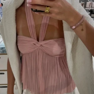 Zara topp - Populär zara topp som inte kommer till användning. Endast använd vid två tillfällen och är därmed i toppskick.  Skriv vid frågor💕💕