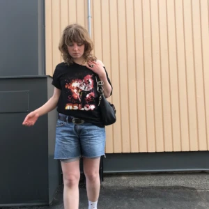 One shoulder oversized T - En oversized t-shirt som jag har klippt halsringningen av så att den kan bäras som off-shoulder. Fint skick inga defekter. Materialet är 100% bomull.