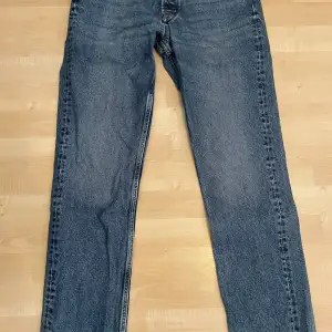 Zara jeans str: eu 38  I använt skick  Skriv vid intresse! 