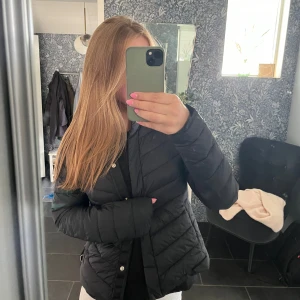 Dunjacka - Jätte snygg mörkblå dunjacka i storlek 34. Säljer för den inye kommer till användning längre. Inga defekter på jackan. 
