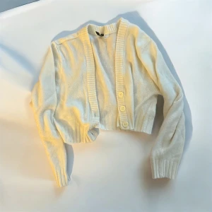 Vit kofta - har använt ett fåtal gången, Jätte bra skick från H&M i storlek Xs