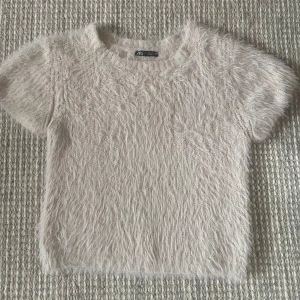 Tröja  - Super mysig tröja, jag skulle säga att tröjan är mindre då jag brukar ha xs eller s!