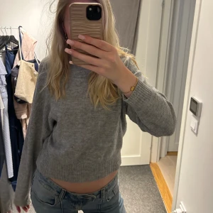 Grå stickad tröja  - Finns tecken på användning, pris kan diskuteras!! Storlek S.