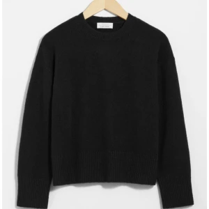 &otherstories stickad💗 - Kommer ej till användning så särskilt mycket, därav i bra skick💖 Strl M och sitter bra oversized på mig som brukar ha S💖 Nypris 490kr