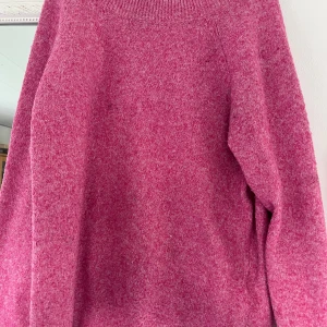 Stickad tröja  - Säljer den rosa tröjan fårn veromoda, sjukt fin 