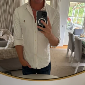 Ralph Lauren skjorta - Hej, säljer nu min fina Ralph Lauren skjorta storlek S slimfit. Den är i nyskick och kommer vara otroligt snygg i sommar. Nypris 1500kr! Vi kommer att sälja liknande produkter nu i sommar så glöm inte följa profilen!🌊🍾