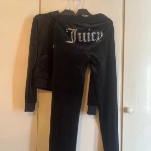 Svart juciy set  - Detta settet köpes på juicy outlet för 1 år sen dem har aldrig används ute bara hemma en gång, används inte längre pga av jag beställde fel modell 