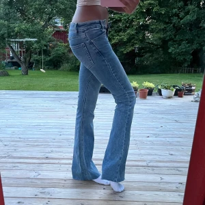 Blåa lågmidjade jeans  - Dessa jeans har varit high waist men sytt om dom till low waist💞 passar dock inte mig längre därav jag säljer dessa nu, är 166/167 som referens 