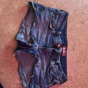 Assnygga shorts - Lågmidjade  shorts som passar någon med stl 34-36 är assnygga men säljs för de passar ej mig inga skador💓 Priset går o diskuteras 