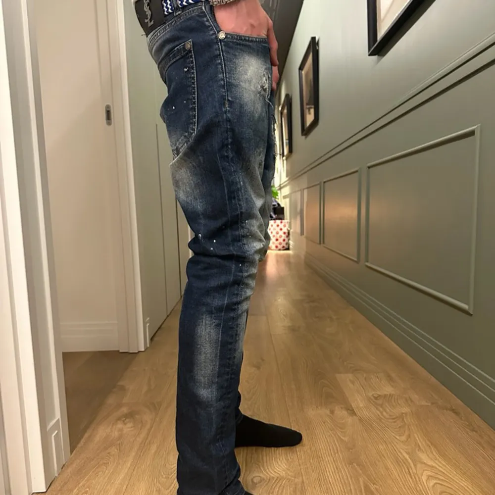 Säljer nu dessa feta saint Laurent slim jeans i blå färg. Riktigt feta med slitningar, hör av dig vid fler funderingar eller frågor!🙌🍾🍾. Jeans & Byxor.