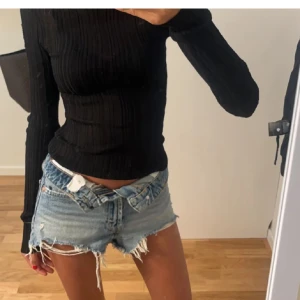  Zara jeans shorts  -  Jättefina Sara jeans shorts använd ungefär tre gånger och är jättesnygga att vika ner och kan styla mig nästan allt original pris 330 kr