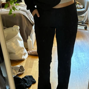 Lowwaist flare kostymbyxor - Sjukt snygga flare kostymbyxor från Bik Bok! Köptes för 400 kr ett år sedan och har inga defekter. Säljer pga att de blivit för stora för mig. Byxorna är storlek 40 men skulle säga att de passar 38. Skriv om du har frågor eller för fler bilder!!🫶🏼