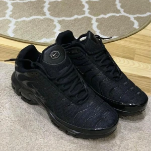 Nike TN (ALL BLACK) - NIKE TN (ALL BLACK) Box medföljer✅ Finns i fler färger✅ Kan mötas upp i Göteborg📍 Pris:1500kr