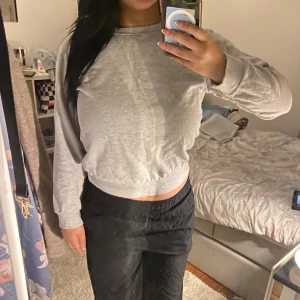 Fin tjock tröja i grå - Jätte snygg tjock tröja i grå i väldigt bra skick 