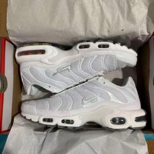 NIKE TN (ALL WHITE) Box medföljer✅ Finns i fler färger✅ Kan mötas upp i Göteborg📍 Finns i fler storlekar✅ Pris:1500