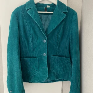 Vintage kavaj - En unik och jättesnygg kavaj/jacka😍! Den är i manchester tyg i en väldigt fin blå färg. Den är figursydd och är i str M, men jag brukar ha S och den passar💕 Den är i mycket bra skick!