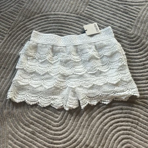Spätts shorts - Jag säljer oanvända spets shorts från Chelsea då dom  blev lite för små för mig där bak. Storleken är xs/s skulle säga att den är normal i storleken. Säljer dom för 450 kr plus frakt, hör av er vid frågor.