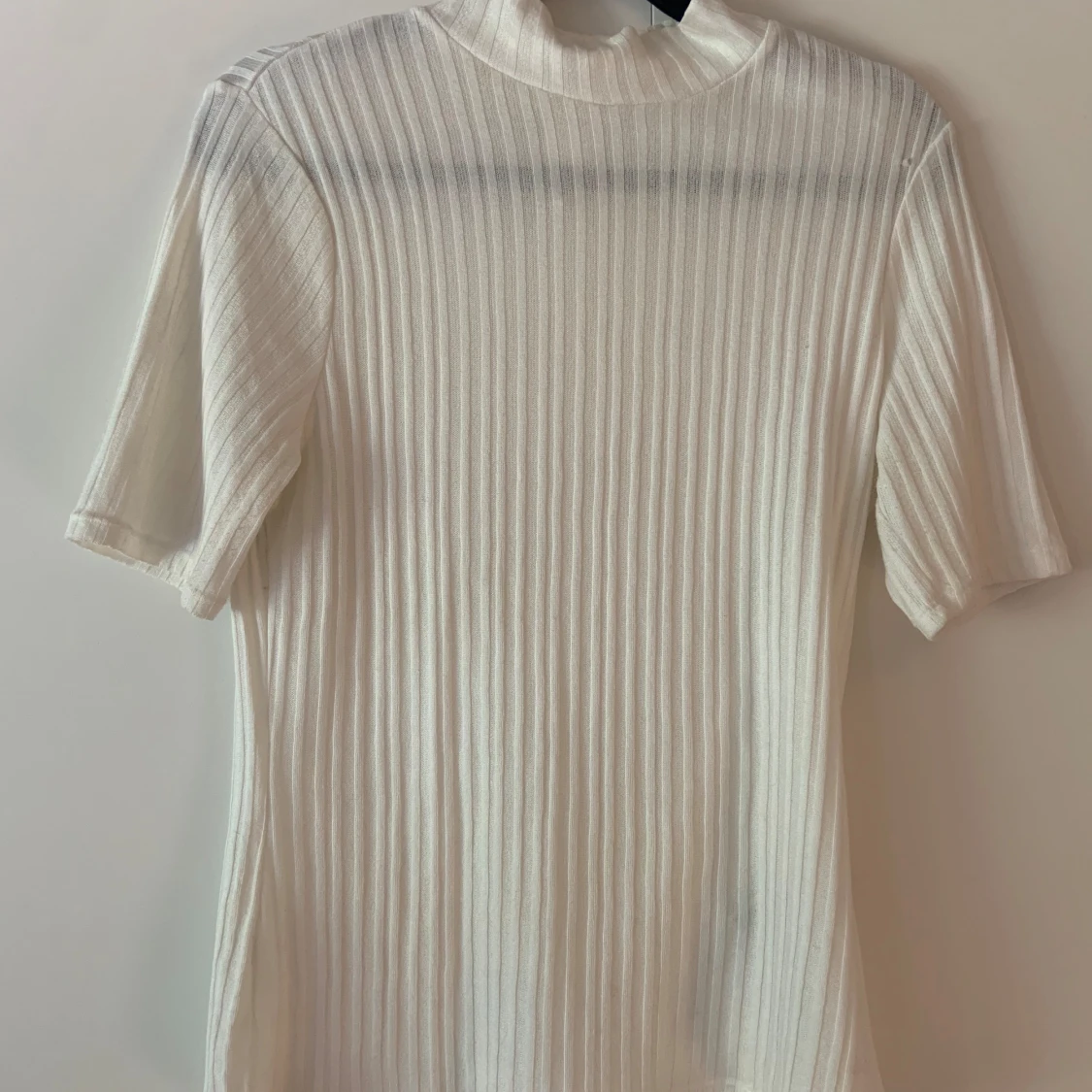 Vit ribbad tröja med hög krage från HM