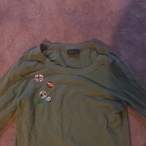 Långärmad tröja - replay - En långärmad tröja från replay. Sitter  som en baby tee. Frakt tillkommer!