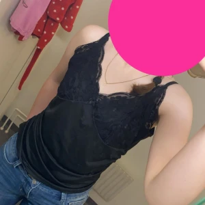 Linne - Ett jättefint linne med spets upptill men som tyvärr är alldeles för stort för mig. Jag har vanligtvis S/XS💓