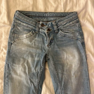 Gamla lågmidjade jeans - Lågmidjade jeans från VILA. Tighta men utsvängda vid fötterna  Jättefint skick och nån cm uppsydda längst ner Bara att höra av sig om frågor💓