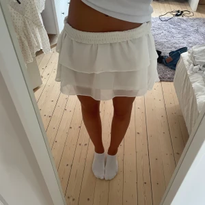 Vit volangkjol  - Super söt volangkjol, perfekt nu till sommarn🤍 Den är som i nyskick förutom att den har en liten fläck som syns på bild 4!  