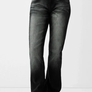 LOW - Jeans straight/flared svarta - Ett par svarta lågmidjade jeans ifrån Berskha. Köpt för 379 men säljer för 250. Aldrig använda då dom var för stora  Storlek 34  Svarta