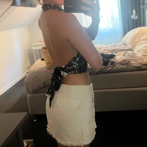 Halterneck top paljetter  - Halterneck top från Gina tricot med paljetter💕 använd 1 gång 