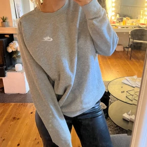 Grå Nike tröja  - Nästintill oanvänd!