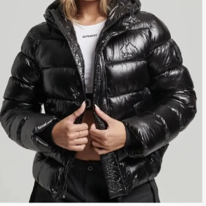 Super dry - Säljer min super dry jacka i storlek 38 :) kan tänka mig byta mot en annan vinter jacka eller mot en svart super dry i en mindre storlek