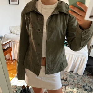 Grön kappa - Militärgrön kappa perfekt till hösten. Storlek S 💗