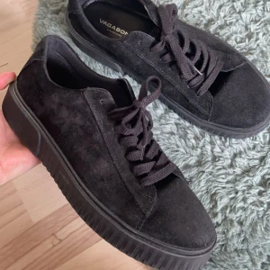 Vagabond Derek Sneakers Mocha - Vagabond Derek Sneakers i Mocha. Storlek 43 herr och är använda 3 gånger och upptvättade✨