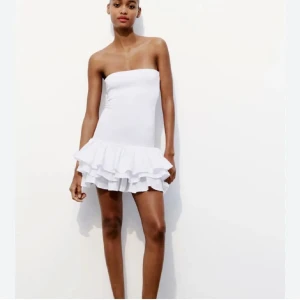 Vit volang klänning  - Såå himla fin volang klänning från Zara med prislappen kvar! Aldrig använd endast testad! 