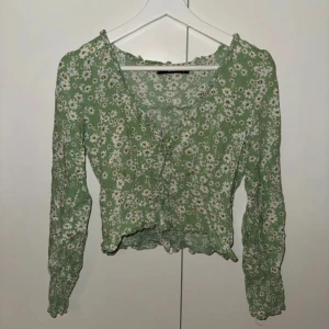 Grön blus  - Sparsamt använd & normal i storleken. Jag har två andra blusar ute till försäljning, vill du köpa alla tre kan du få 3 för priset av 2!