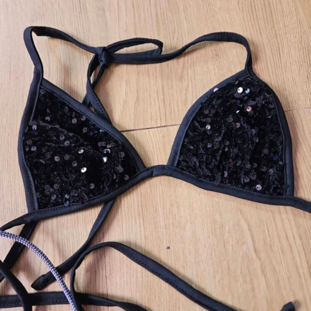 säljer denna super fina glitter bikinin överdelen. Aldrig använd och inga defekter💖. Övrigt.