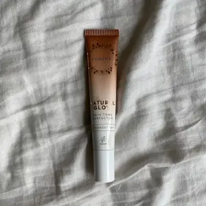 Lumene natural glow bronzer i färgen 2/ perfect tan. Ca 50% kvar. ALDRIG använd direkt på ansiktet utan endast på handen! Priset är + frakt! Använd inte köp nu utan kontakta mig privat vid intresse🥰