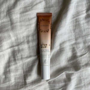 Lumene bronzer - Lumene natural glow bronzer i färgen 2/ perfect tan. Ca 50% kvar. ALDRIG använd direkt på ansiktet utan endast på handen! Priset är + frakt! Använd inte köp nu utan kontakta mig privat vid intresse🥰