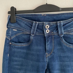 lågmidjade pepe jeans - blå straight pepejeans i modellen GEN. använda en gång. lågmidjade och storleken är 27x32! jag är 171cm och passar mig perfekt i längden. nypris är 999kr.💓 om du har fler frågor är det bara att kontakta mig!