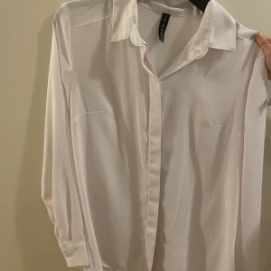 Skjorta - Använd någon gång. Lite genomskinlig då material är chiffon