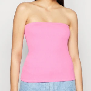 Tubtopp  - Rosa stretchig tubtopp i nyskick från Weekday, använd 1 gång 💖passar xs-m