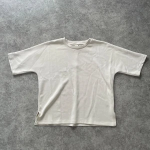 Kortärmad tröja - Snygg kortärmad tröja från Åhléns i ett mjuk material. Lite oversized