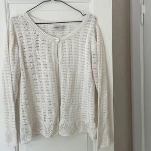 Stickad kofta - Vit stickad kofta Frakt ingår ej🫶