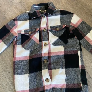 Vår/höst kappa - Näst intill oanvänd, andvänd endast några gånger!😻 super fin och snygg! I storlek 140 Nypris vet inte  Mitt pris 200kr