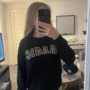 Tjock tröja  - En tröja där det står magic på med leopard