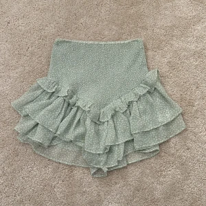 Kjol från Gina tricot  - Säljer denna somriga kjolen från Gina tricot pågrund av att aldrig har kommit till användning och är använd endast typ 1-2 gånger så den är i bra skick.🌸